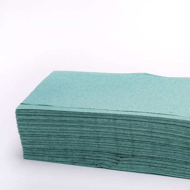 Fragment de pile de serviettes en papier vert jetables, gros plan, mise au point sélective. Accessoires pour le nettoyage et l'hygiène - Photo, image