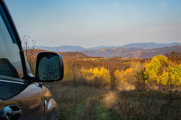 SUV reist in die herbstlichen Karpaten - Foto, Bild