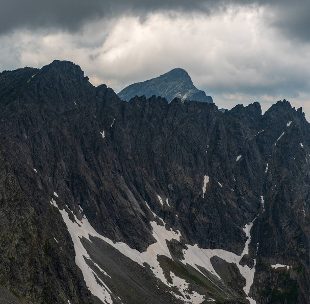 Hruby vrch 、 Krvan 、 Terianska vezaスロバキアのVysoke Tatry山のコプロフスキー山の頂上からの山の峰 - 写真・画像