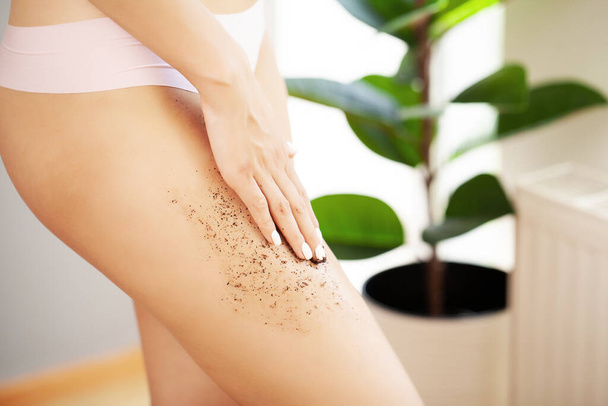 Pernas de mulher close-up com esfrega de massagem de café. - Foto, Imagem