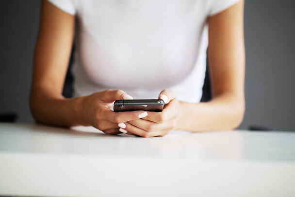 Vista frontal de cerca joven mujer sosteniendo el teléfono inteligente, escribiendo mensaje, charlando con amigos en las redes sociales - Foto, Imagen