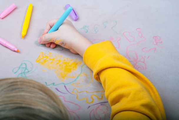Koltuğun döşemesine keçeli kalemle çocuk eli çizimi. Üst Manzara. Mobilya kumaşı. Temizlik konsepti. Yüksek kalite fotoğraf - Fotoğraf, Görsel