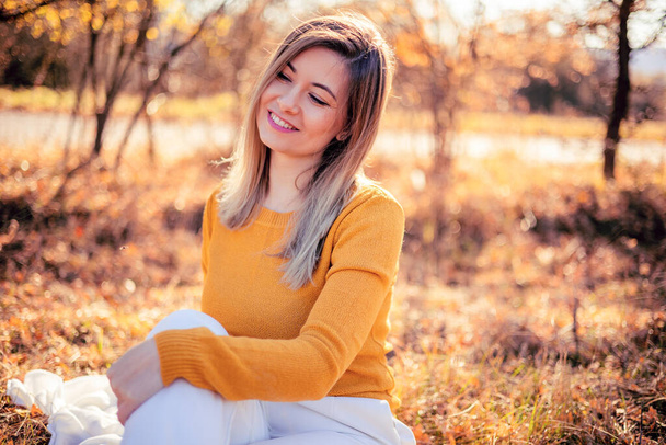 femme heureuse dans le parc d'automne souriant avec pull jaune - Photo, image