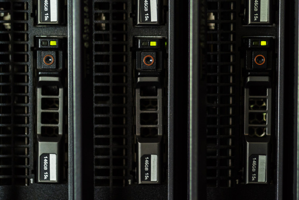 мережеві сервери в кімнаті даних
 - Фото, зображення