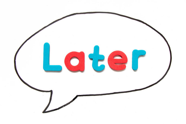 Буква алфавита со словом позже в черной линии рука рисунок в виде пузыря речи на белом фоне доски - Фото, изображение