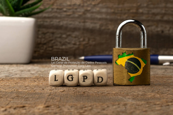 LGPD (brazil adatvédelmi törvény) koncepció: brazil zászlóval lezárva és néhányan a brazil adatvédelmi törvény betűszavával halnak meg (Lei Geral de Protecao de Dados Pessoais) - Fotó, kép