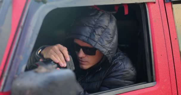 Detective privado en gafas tomando fotos de la ventana del coche 4k película cámara lenta. Espiar el concepto de la gente  - Metraje, vídeo