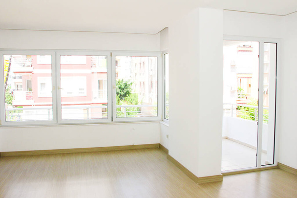 A design a lakás fehér falak, sárga padló és átlátszó nagy ablakok - Fotó, kép