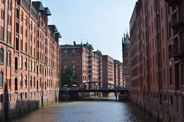 Hamburg Speicherstadt Chanel Víz Vörös tégla gyönyörű. Kiváló minőségű fénykép - Fotó, kép