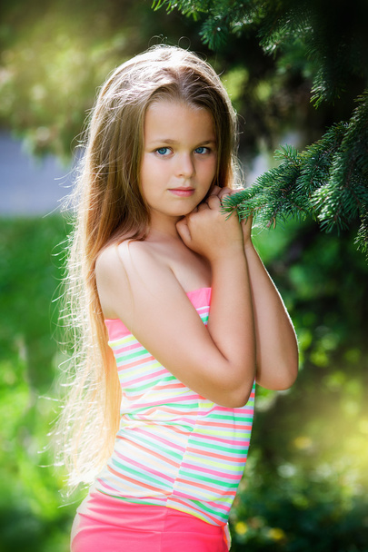Portrét mladé dospívající s pozadím přírodní zelený živý plot - Fotografie, Obrázek