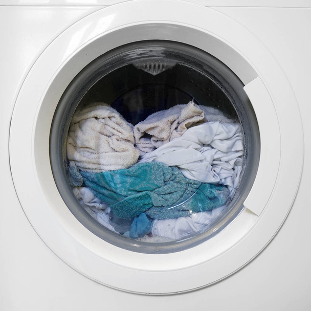 現代の洗濯機、洗濯機、洗濯機は自宅で行われています。閉鎖 - 写真・画像