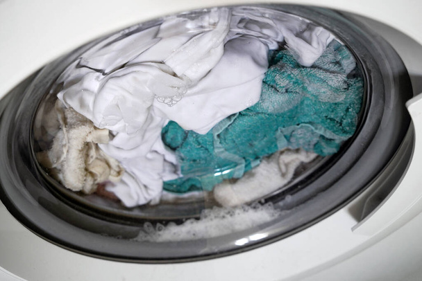 Nowoczesna pralka, Ubrania pralka w pralni, Pranie odbywa się w domu. Zbliżenie - Zdjęcie, obraz