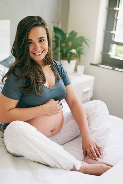Těhotenství jí tak sluší. mladá těhotná žena odpočívající doma - Fotografie, Obrázek