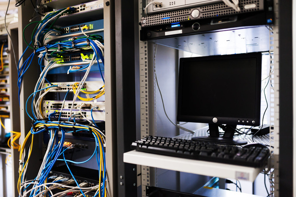 Сетевые серверы в комнате данных
 - Фото, изображение