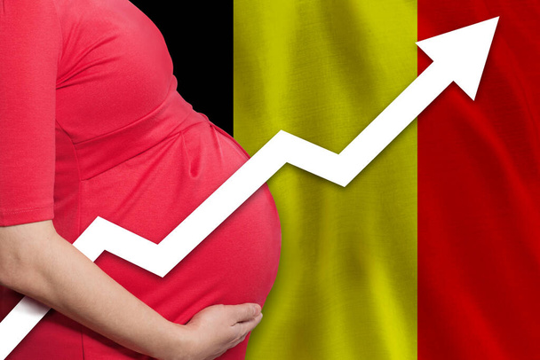 Mulher grávida belga na bandeira da Bélgica fundo. Taxa de natalidade - Foto, Imagem