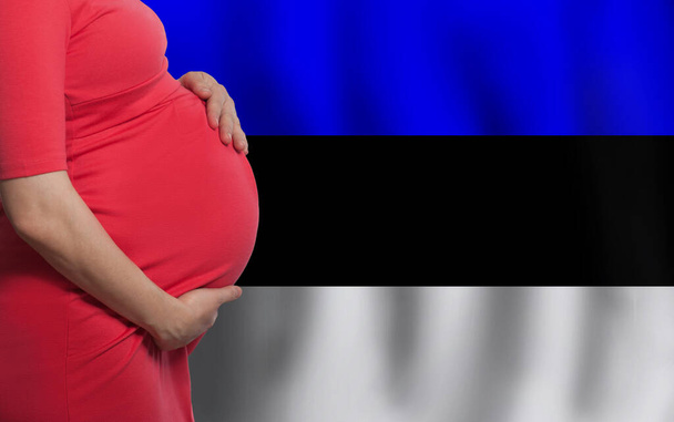 Естонська вагітна жінка на естонському прапорі - Фото, зображення