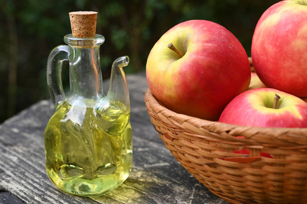 Karahvi omenaviinietikkaa kori omenat lähikuva  - Valokuva, kuva