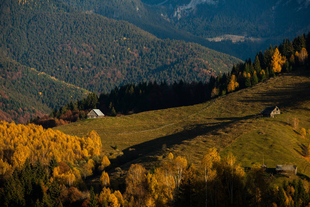 Un encantador paisaje de montaña en las montañas Bucegi, Cárpatos, Rumania. Naturaleza otoñal en Moeciu de Sus, Transilvania - Foto, Imagen