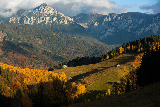 Uma paisagem de montanha encantadora nas montanhas Bucegi, Cárpatos, Romênia. Natureza do outono em Moeciu de Sus, Transilvânia - Foto, Imagem