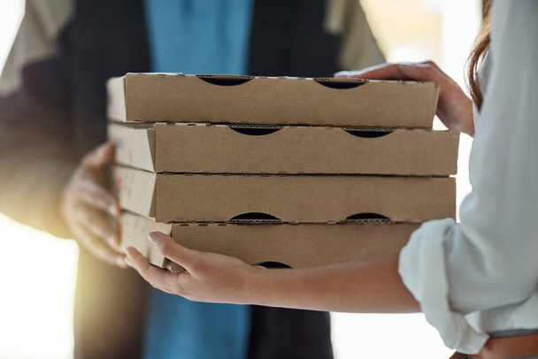 Mettiamo il digiuno nei fast food. un uomo che fa una consegna di pizza ad un cliente - Foto, immagini