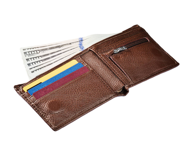 Відкритий шкіряний гаманець із стодоларовими купюрами та банківськими картками ізольовано на білому тлі
. - Фото, зображення