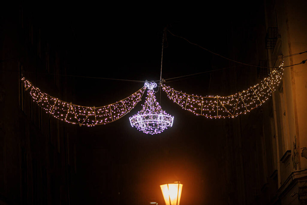 Iluminação de Natal elegante na praça da cidade à noite. Decoração moderna de Natal na rua da cidade. Férias atmosféricas de inverno na Europa. Feliz Natal e Boas Festas! - Foto, Imagem