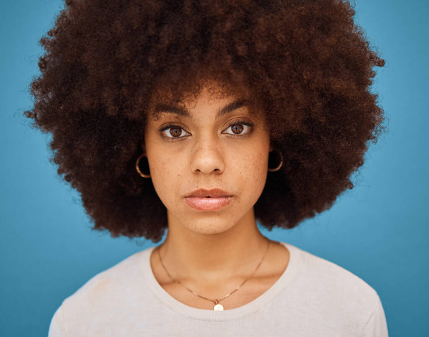 Siyah kadın, doğal saç ve cilt bakımı, mavi bir stüdyo geçmişinde saç bakımı ve güzellik. Kozmetik, moda ve kişisel bakım için poz veren Afrikalı bir modelin portresi veya portresi. - Fotoğraf, Görsel