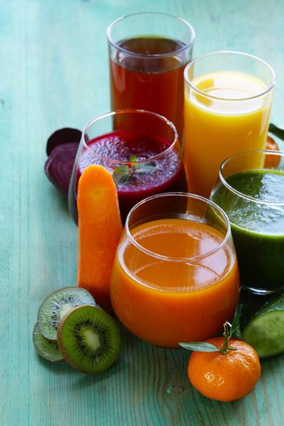 果物や野菜から各種フレッシュ ジュース - 写真・画像