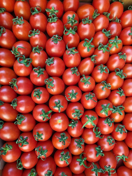 Fondo de tomates cherry en una caja lista para su entrega al mercado - Foto, Imagen