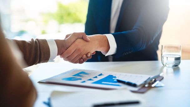 Theres no doubt that well work well together. Closeup shot of two unidentifiable businessmen shaking hands in an office - Foto, Imagem