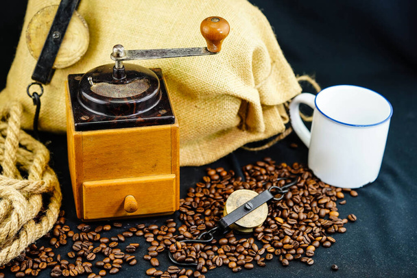 Grains de café brun fraîchement torréfiés
 - Photo, image