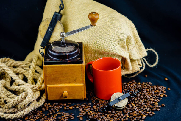 Свежеобжаренный коричневый кофе в зернах
 - Фото, изображение