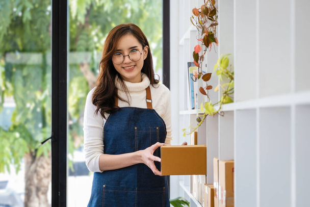 Práce z domova. šťastný ženy prodávající produkty on-line Startup malé podniky majitelé vyzvednout balíčky balení objednávek zákazníků a připravit je na poštovné - Fotografie, Obrázek
