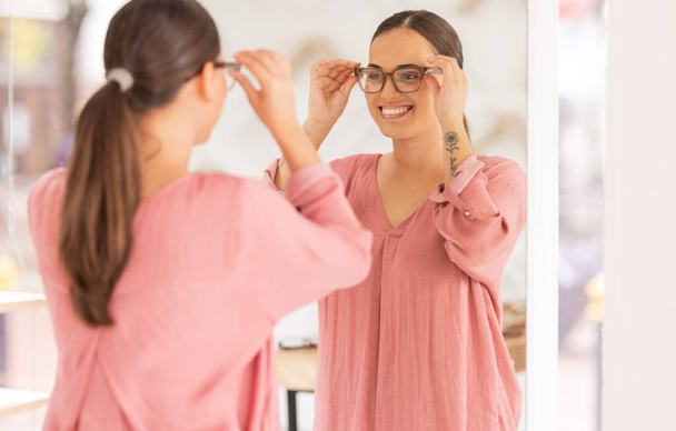 Gözlük, görüş ve optometri, gözlükçüden reçeteli lens alan bir kadın müşteriyle. Optometriste yeni gözlük almak isteyen bir kadın tüketiciyle çerçeve, gözlük ve perakende.. - Fotoğraf, Görsel