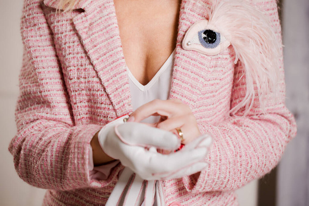 Uma jovem mulher em um casaco de tweed com um broche em forma de olho - Foto, Imagem