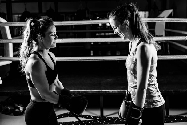 A nők tisztelegnek a boksz meccs után   - Fotó, kép