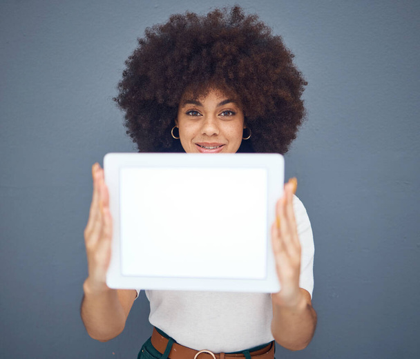 Tableta, maqueta y exhibición con una mujer negra en el estudio sobre un fondo gris para publicidad o marketing. Espacio, colocación de productos y tecnología con una hembra mostrando una pantalla en blanco para copyspace. - Foto, imagen