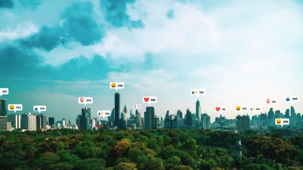 Le icone dei social media sorvolano il centro della città mostrando alle persone la connessione di reciprocità attraverso la piattaforma di applicazione dei social network. Concetto per la community online e la strategia di social media marketing . - Filmati, video