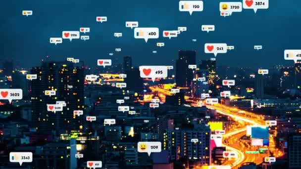 Les icônes des médias sociaux survolent le centre-ville montrant la connexion réciproque des gens via la plate-forme d'application de réseau social. Concept pour la communauté en ligne et stratégie de marketing des médias sociaux . - Séquence, vidéo