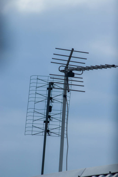 Antena UHF. TV Antena lub TV Ariel na tle niebieskiego nieba - Zdjęcie, obraz