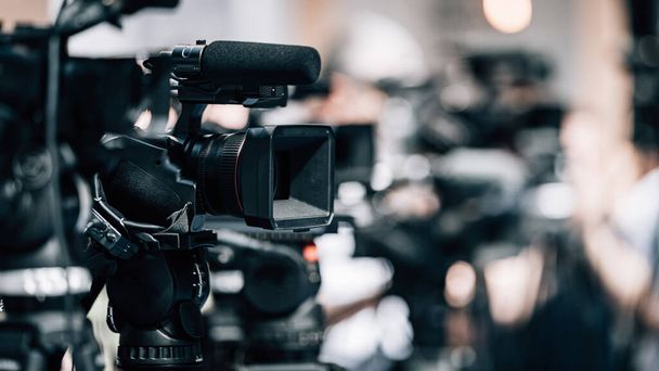 Copertura mediatica pubblica degli eventi in diretta, telecamere in una conferenza stampa - Foto, immagini