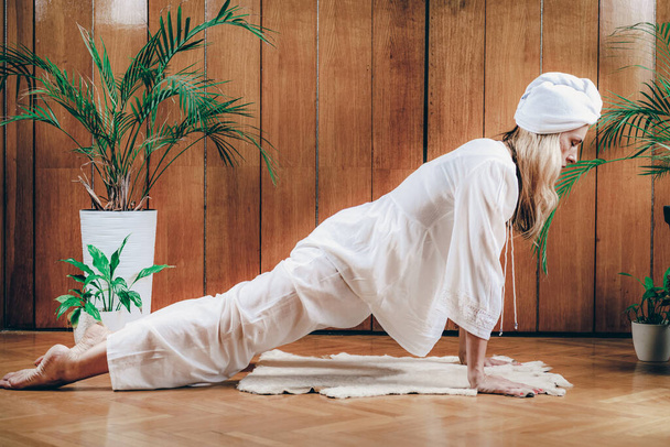 Nainen harjoittelee Kundaliini Kriya Yogaa naiselliseen energiaan ja vaistomaiseen itseensä.  - Valokuva, kuva
