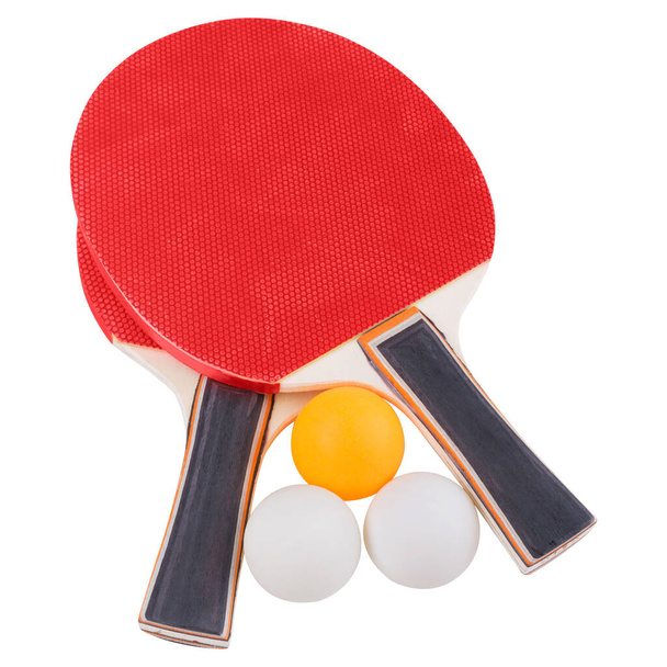 zwei rote Schläger für Tischtennis und drei Bälle, auf weißem Hintergrund, isolieren - Foto, Bild