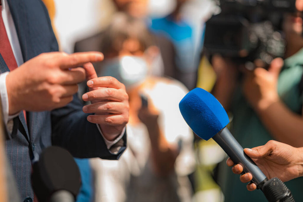 Δημοσιογράφοι κρατώντας μικρόφωνο, συνέντευξη πολιτικός. - Φωτογραφία, εικόνα