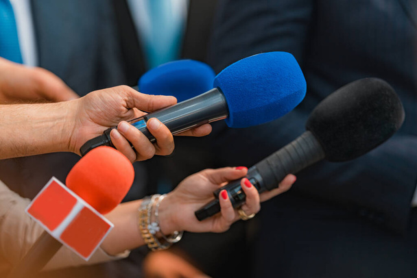 Mikrofony od novinářů, rozhovor s politikem. - Fotografie, Obrázek