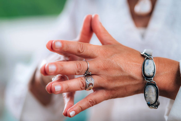 Поняття цільової медитації. Руки емоційно обізнаної людини під час сеансу, допомагаючи людям знаходити і розвивати своє почуття мети в житті
 - Фото, зображення