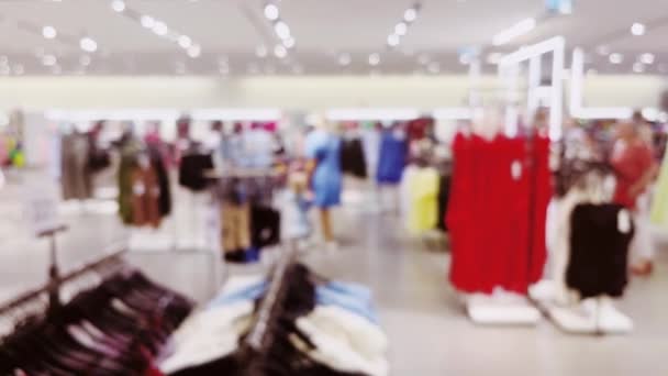 ファッション、小売、ショップ、背景として高級ショッピングモール内のアパレル衣料品店のぼやけたインテリアビューを集中。高品質4k映像 - 映像、動画