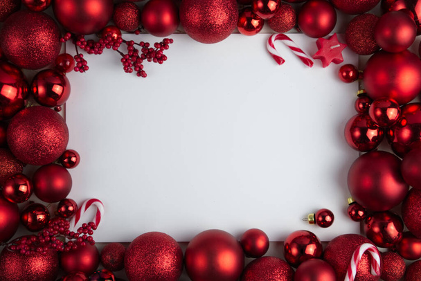 Einrahmung von roten Weihnachtskugeln in verschiedenen Größen und Texturen auf weißem Hintergrund, Kopierraum - Foto, Bild