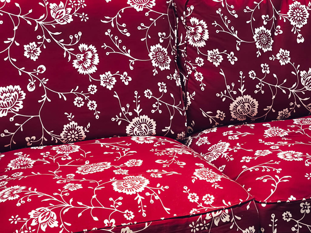Wystrój wnętrz i wnętrz, sofa z kwiatowym wzorem tkaniny w salonie, zbliżenie tapicerki - Zdjęcie, obraz