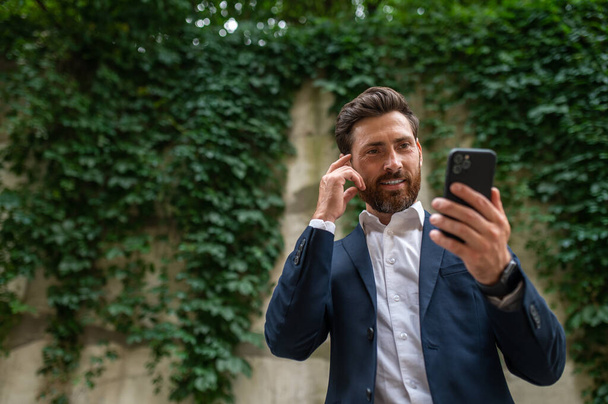 Businessman. Good-looking handsome man with a phone in hand - Foto, imagen